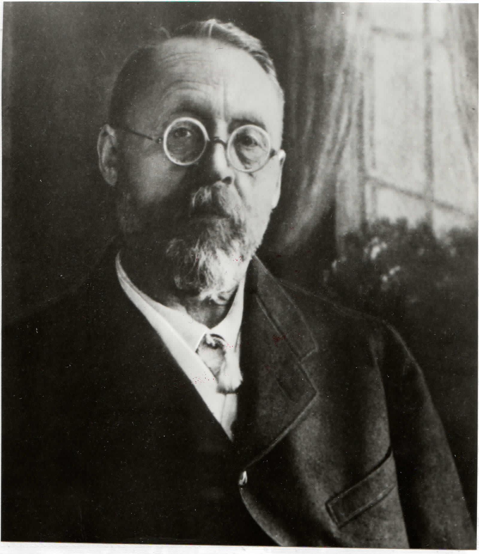 Historisches Porträt August Bauschers mit Brille und Bart.