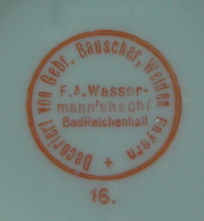Roter runder Unterseitenstempel mit Decorirt von Gebr. Bauscher Weiden Bayern und F. A. Wassermann’s Nachf. Bad Reichenhall; darunter die Zahl 16.