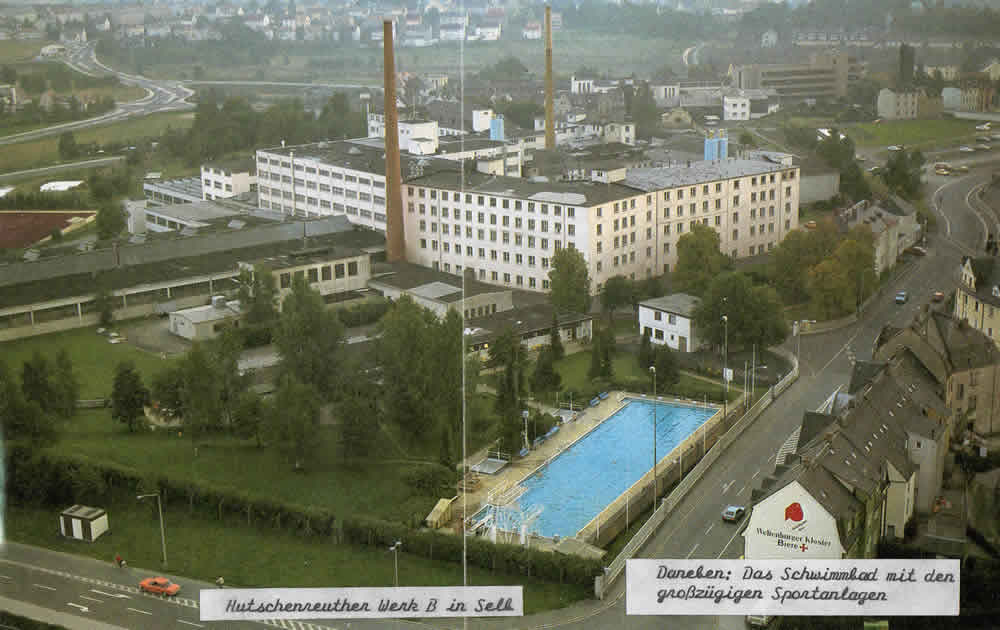 Farbige Luftaufnahme von Werk B mit Schwimmbad und Sportflächen.
