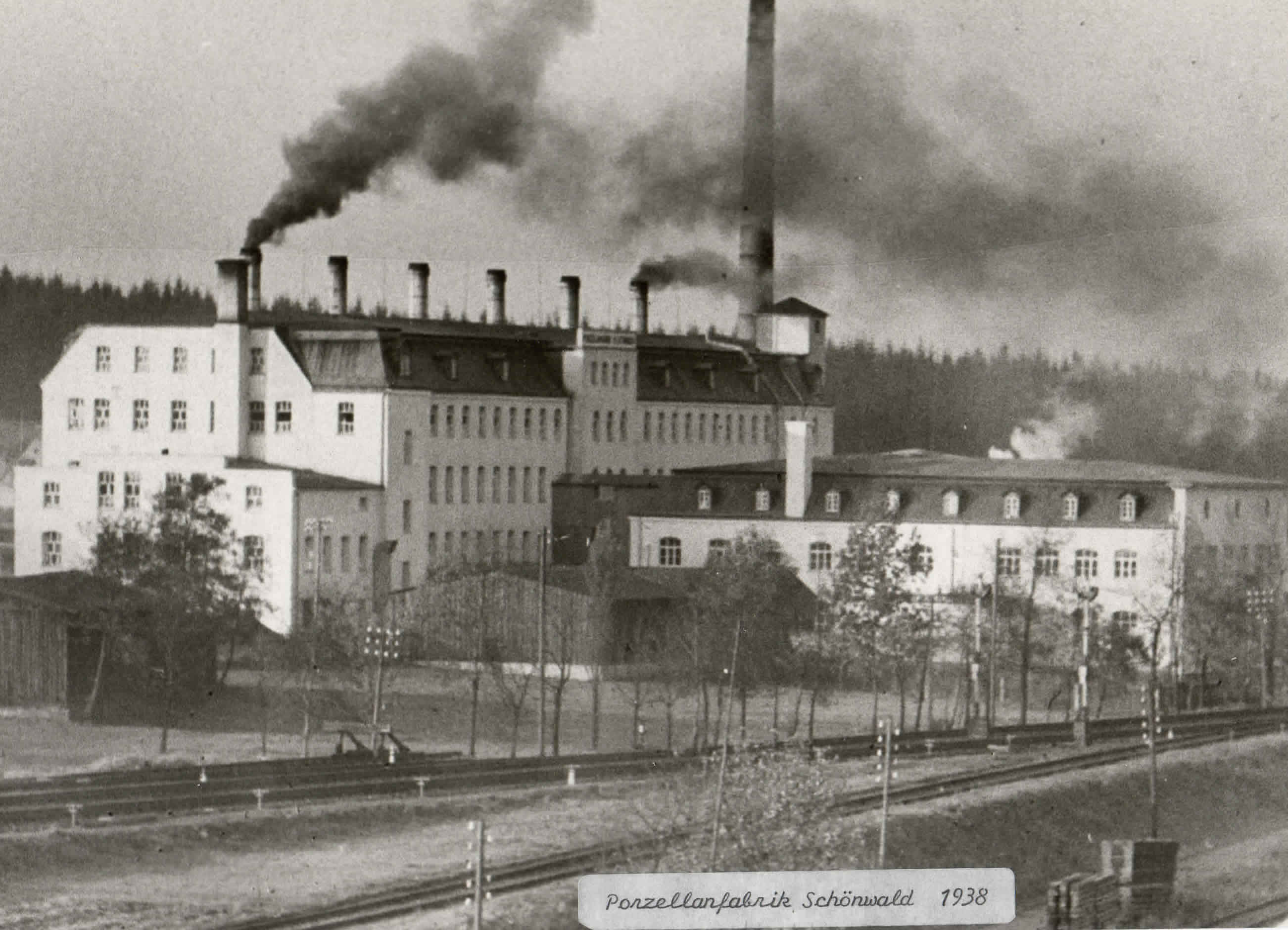 Historische Schwarzweiß-Gesamtansicht der Porzellanfabrik Schönwald, 1938.