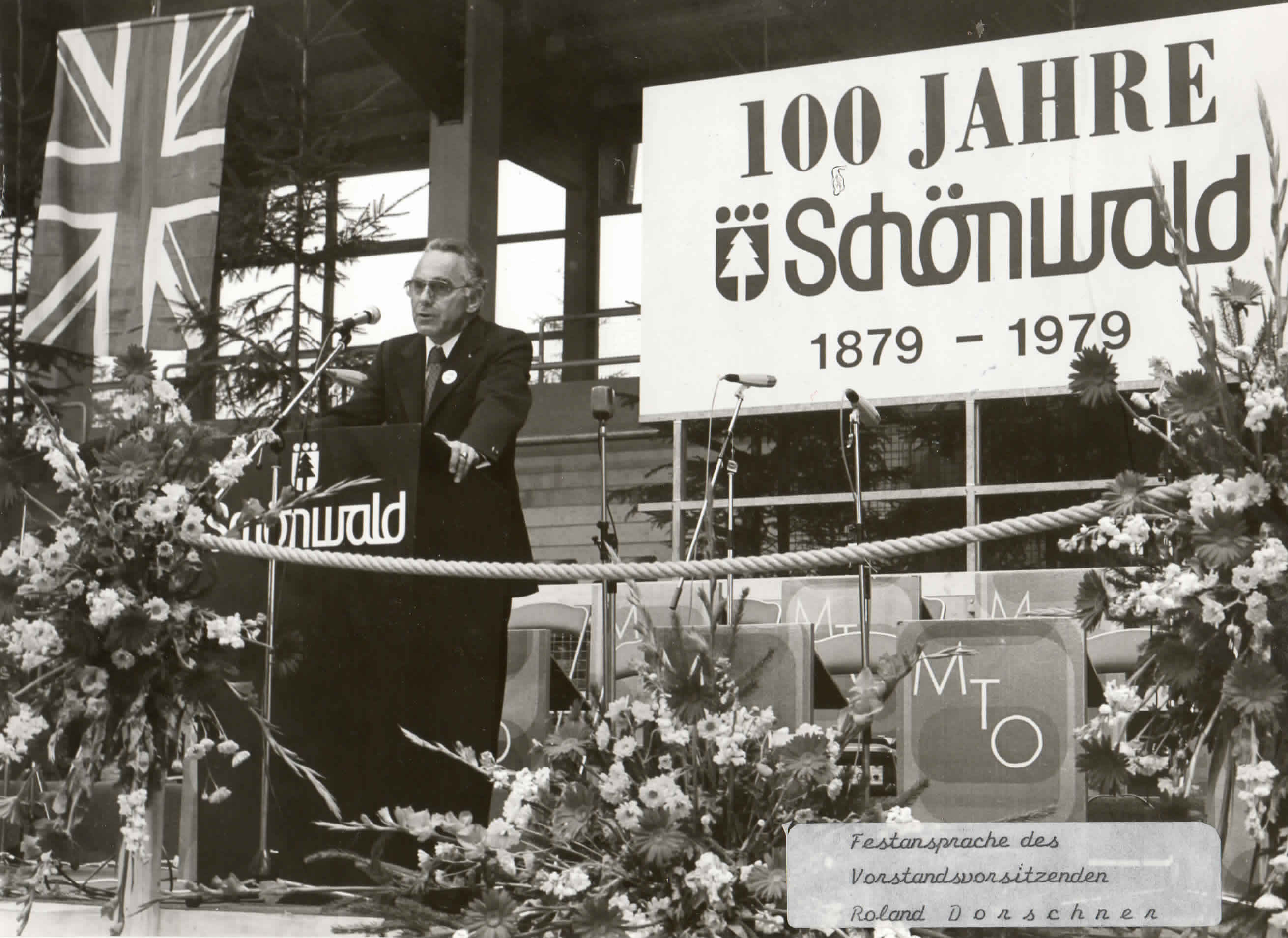 Roland Dorschner am Rednerpult vor der Jubiläumstafel 100 Jahre Schönwald 1879 bis 1979.