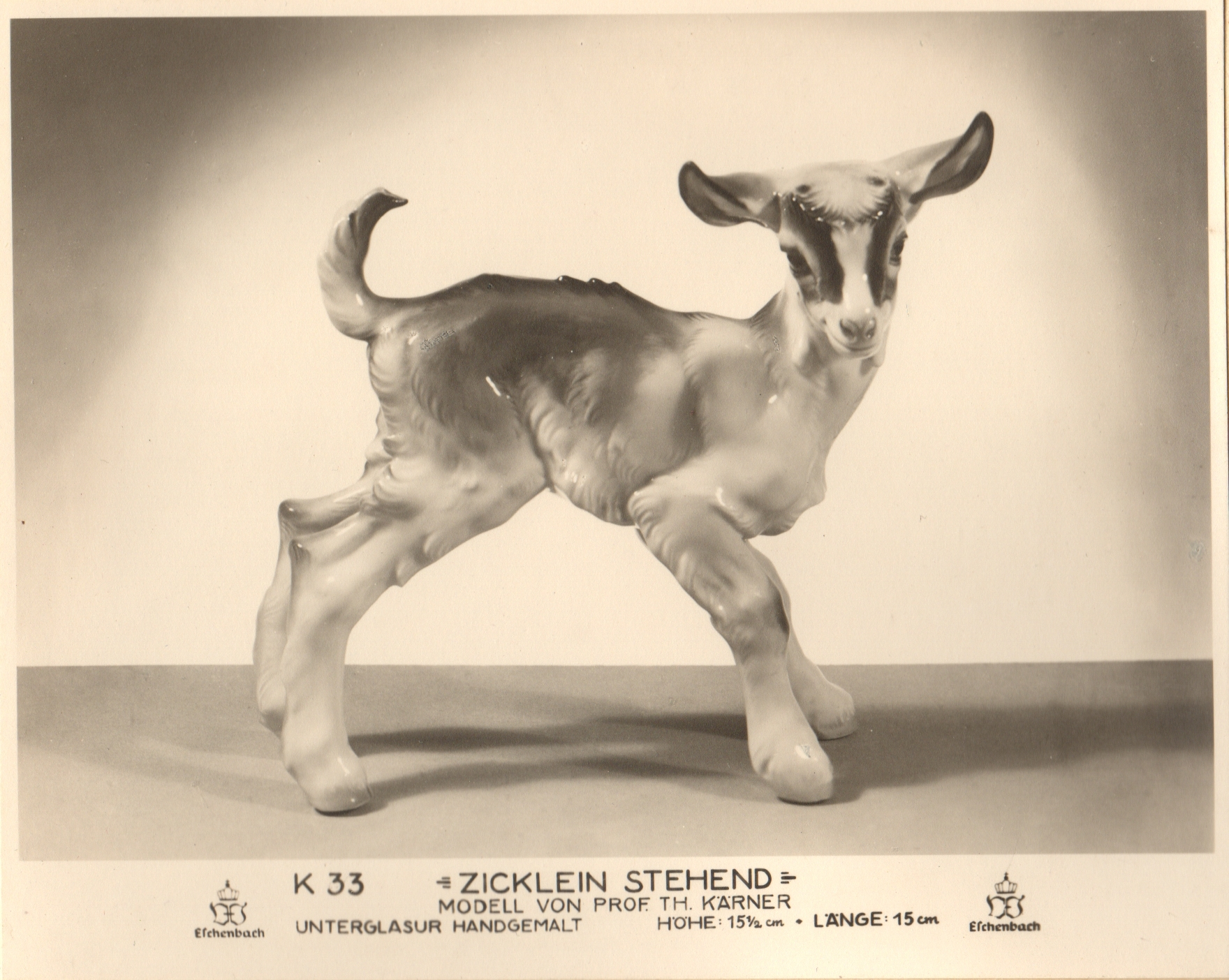 Eschenbach-Fotokarte eines stehenden Zickleins: K 33, Modell von Prof. Th. Kärner, unterglasurhandgemalt, Höhe 15,5 und Länge 15 Zentimeter.