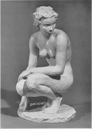 Schwarzweißaufnahme einer hockenden weiblichen Porzellanfigur von Fritz Klimsch, Rosenthal Modell 1581.