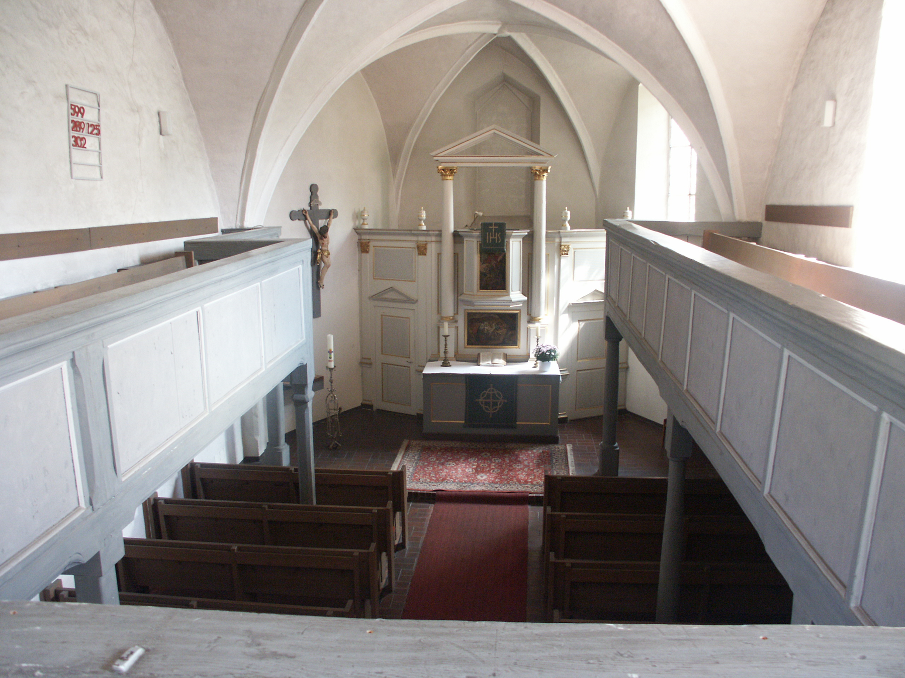 Blick von der Empore zum Kanzelaltar. Gewölbe, seitliche Emporen und das Gestühl gliedern den Kirchenraum. Bildserie 2005.