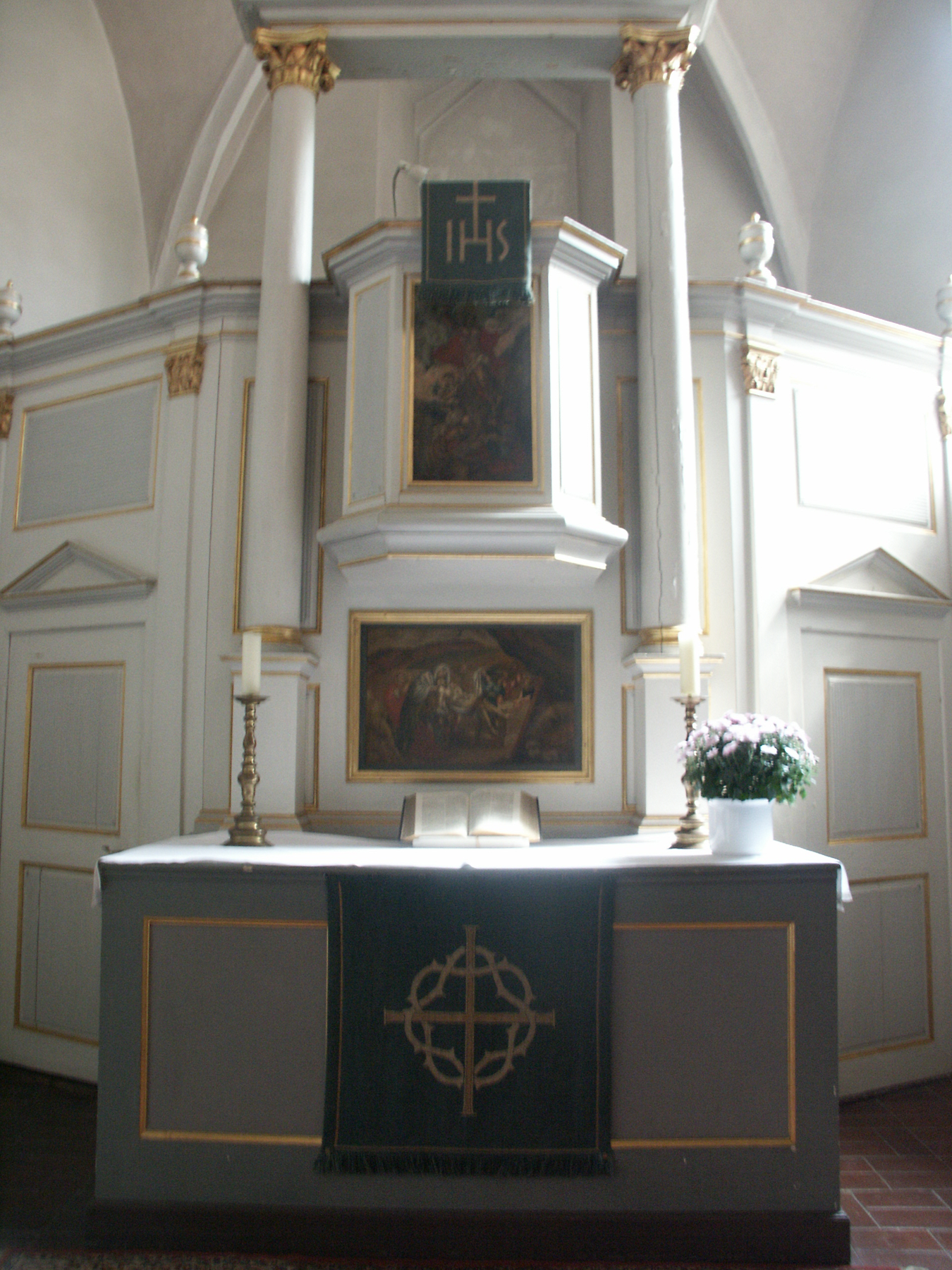 Der Kanzelaltar. Weiß gefasster Aufbau mit vergoldeten Details und den Gemälden von Auferstehung und Grablegung Christi. Bildserie 2005.
