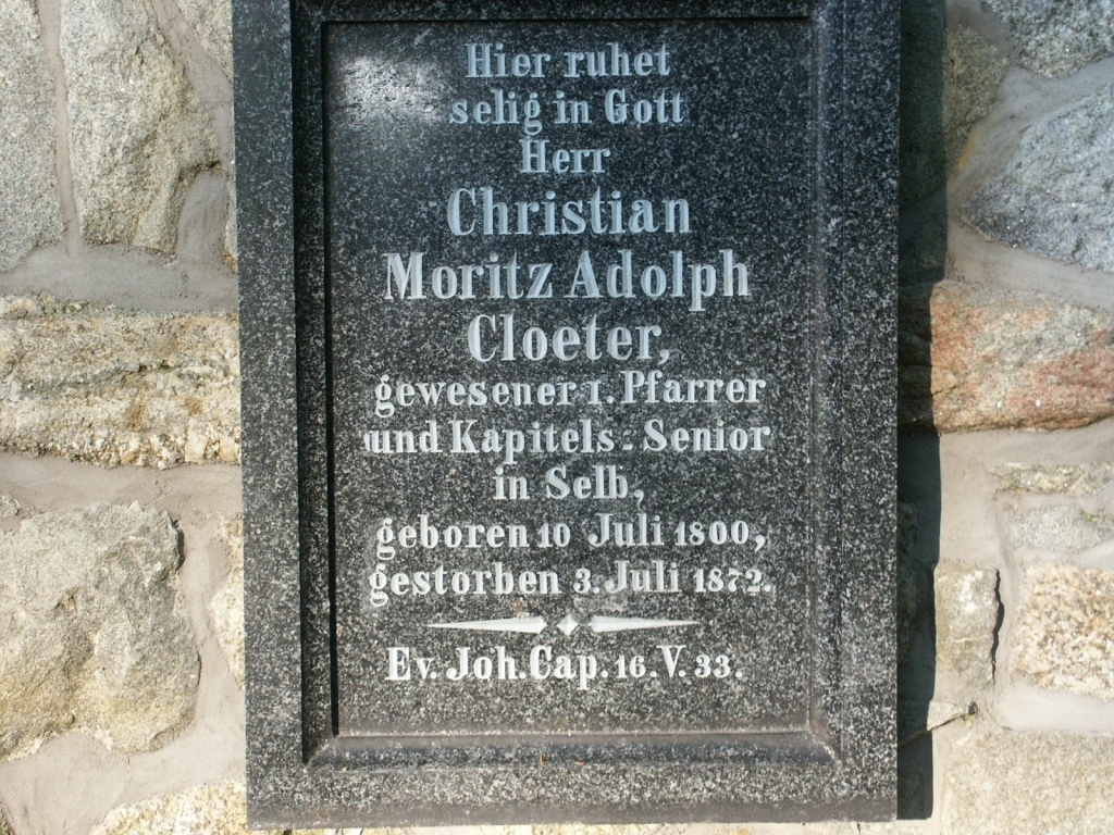 Christian Moritz Adolph Cloeter. Der Grabstein nennt ihn als ersten Pfarrer und Kapitels-Senior in Selb sowie die Lebensdaten 1800–1872.