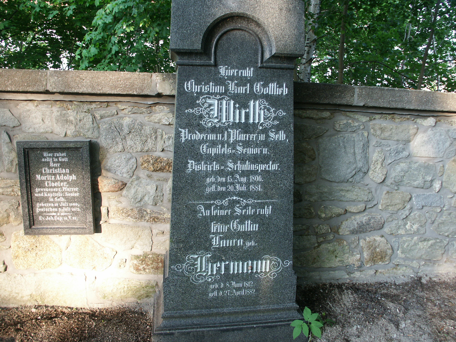 Christian Karl Gottlieb Mirth. Der Stein nennt ihn als Prodekan, ersten Pfarrer, Kapitels-Senior und Distrikts-Schulinspektor in Selb.