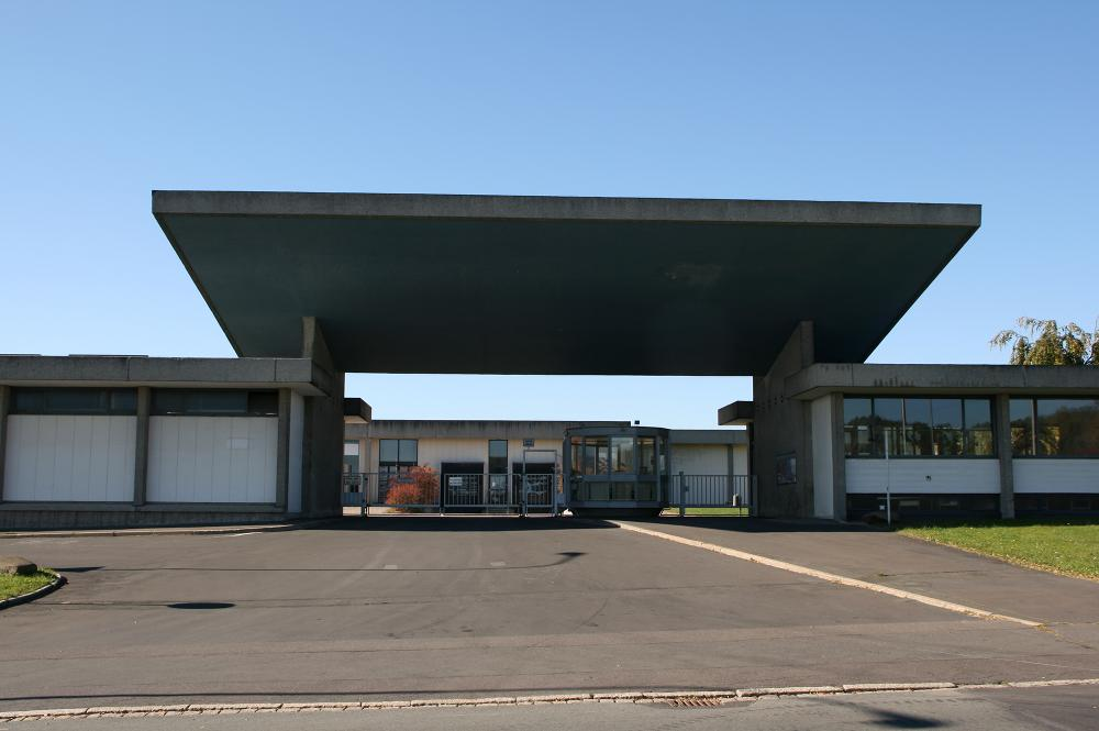 Zum Vergleich: Eingang des Rosenthal-Porzellanwerks am Rothbühl in Selb mit weit auskragendem Dach.