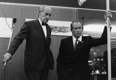 Walter Gropius links und Philip Rosenthal rechts bei einer Besichtigung in einer Produktionshalle.