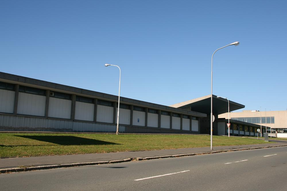 Lange niedrige Fabrikfront am Rothbühl mit dem hervortretenden Eingangsdach.
