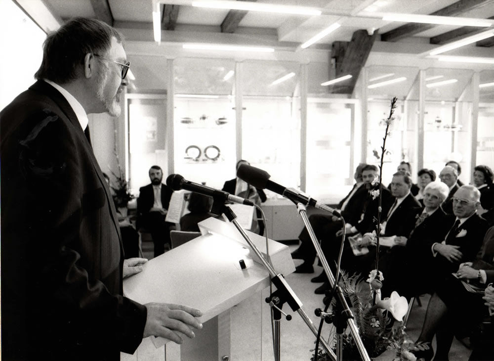 Redner am Pult vor dem Publikum im neuen Hutschenreuther-Museum.