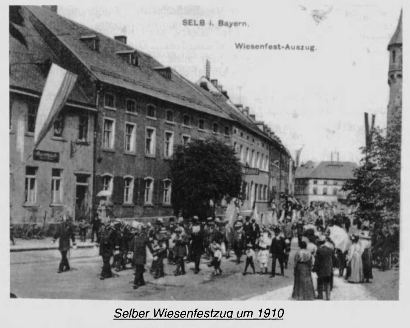Historischer Wiesenfestzug durch die Selber Innenstadt, in der FGV-Chronik auf die Zeit um 1910 datiert.