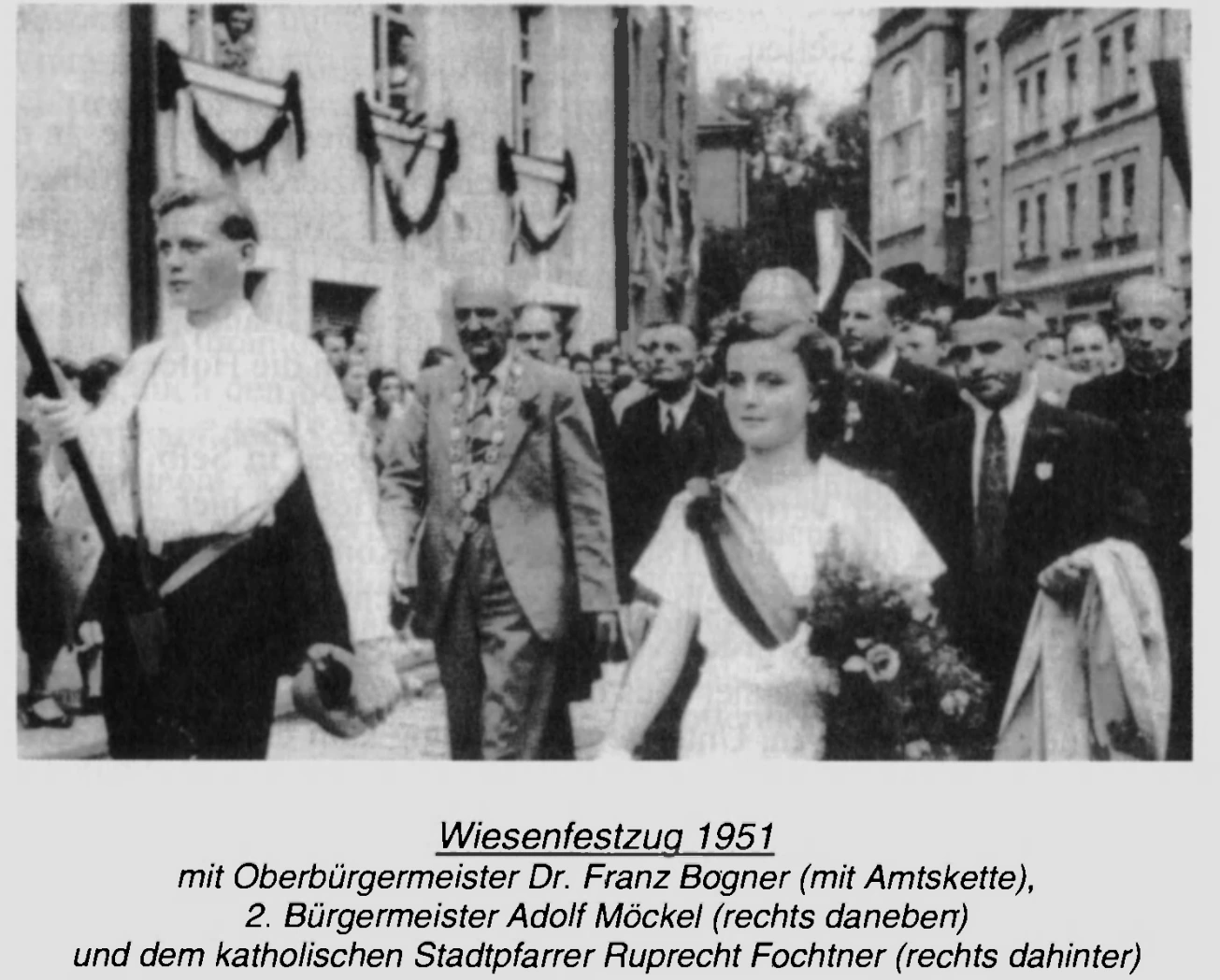 Wiesenfestzug 1951 mit Fahnenträger, Begleiterin und Stadtvertretern, darunter Oberbürgermeister Franz Bogner.