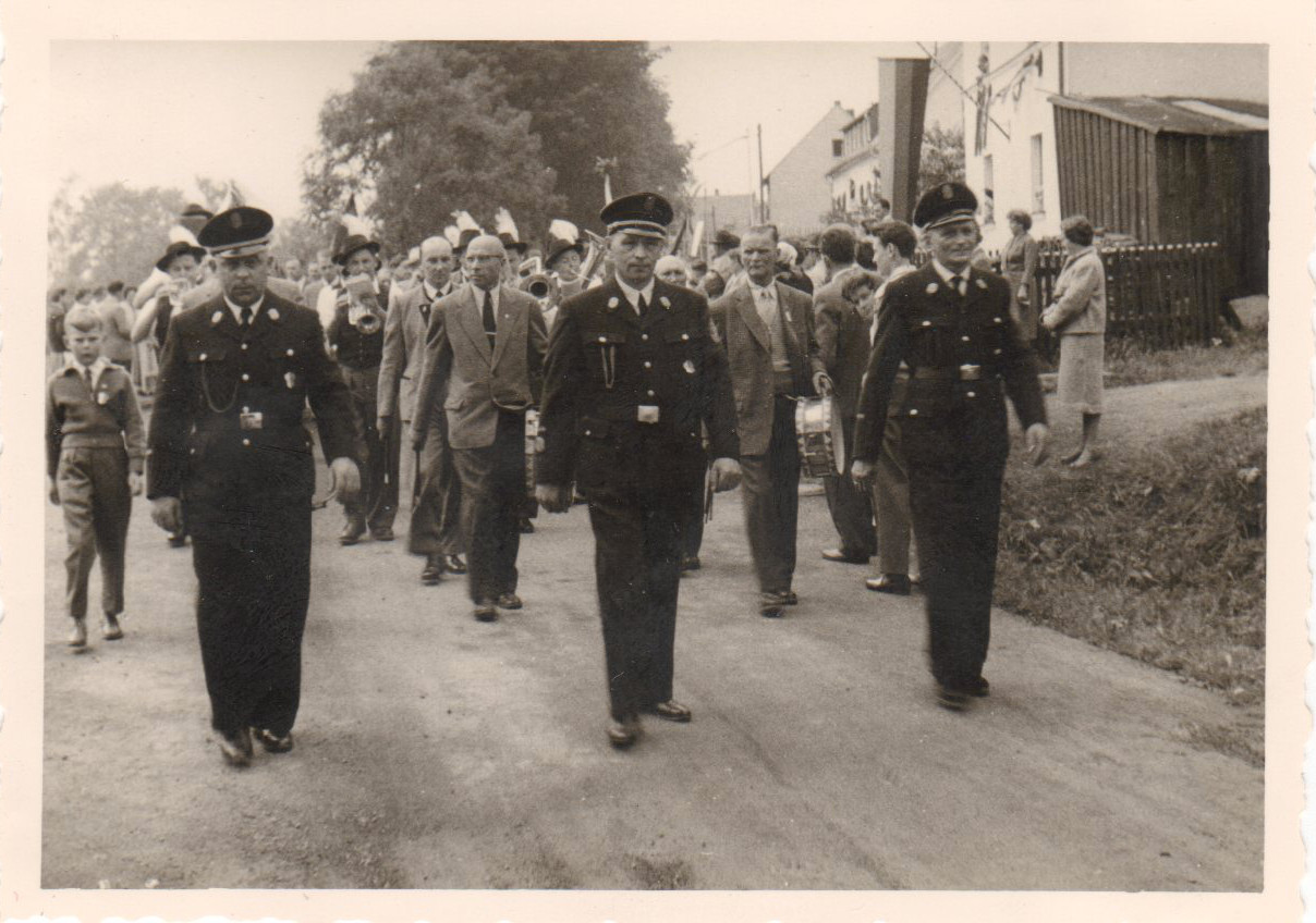 Historischer Umzug mit Uniformierten und Fahnen, im Fundus Erkersreuth 1958 zugeordnet.