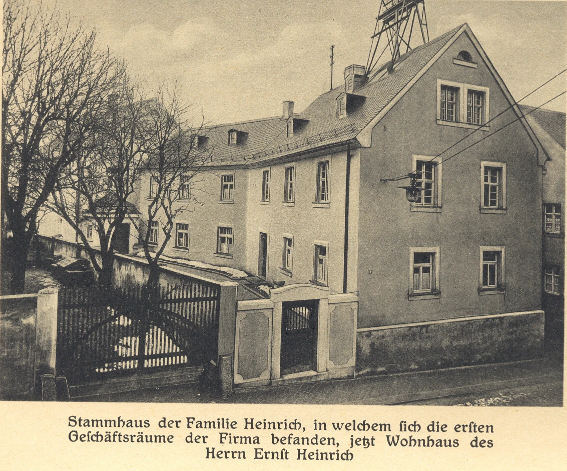 Das Stammhaus der Familie Heinrich mit der historischen Bildunterschrift zum Beginn der Porzellanmalerei 1896.