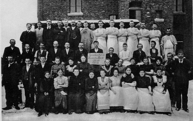Große Gruppe von Beschäftigten der Firma Heinrich; im Fundus als Gesamtpersonal 1904 bezeichnet.