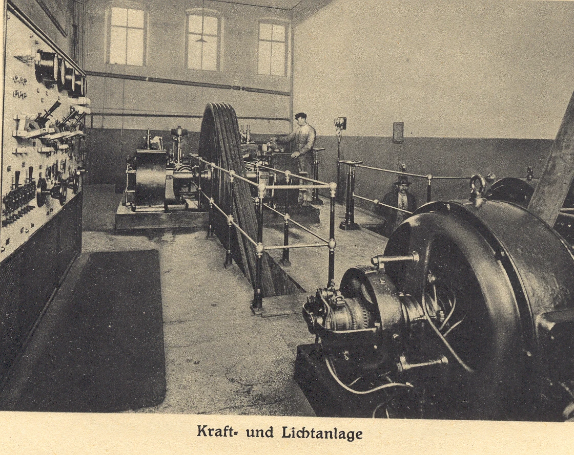 Historische Kraftzentrale mit großen Maschinen und einem Mitarbeiter, aus der Heinrich-Jubiläumsüberlieferung 1921.
