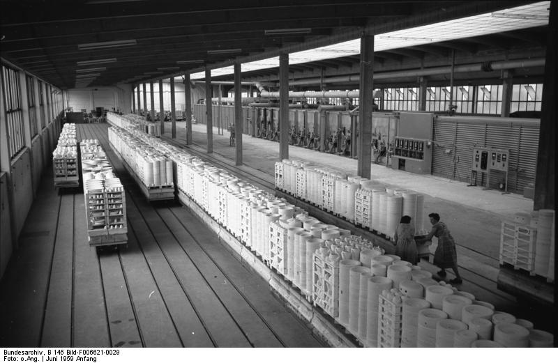 Heinrich-Tunnelofenhalle im Juni 1959 mit langem Glattbrandtunnelofen und beladenen Ofenwagen.