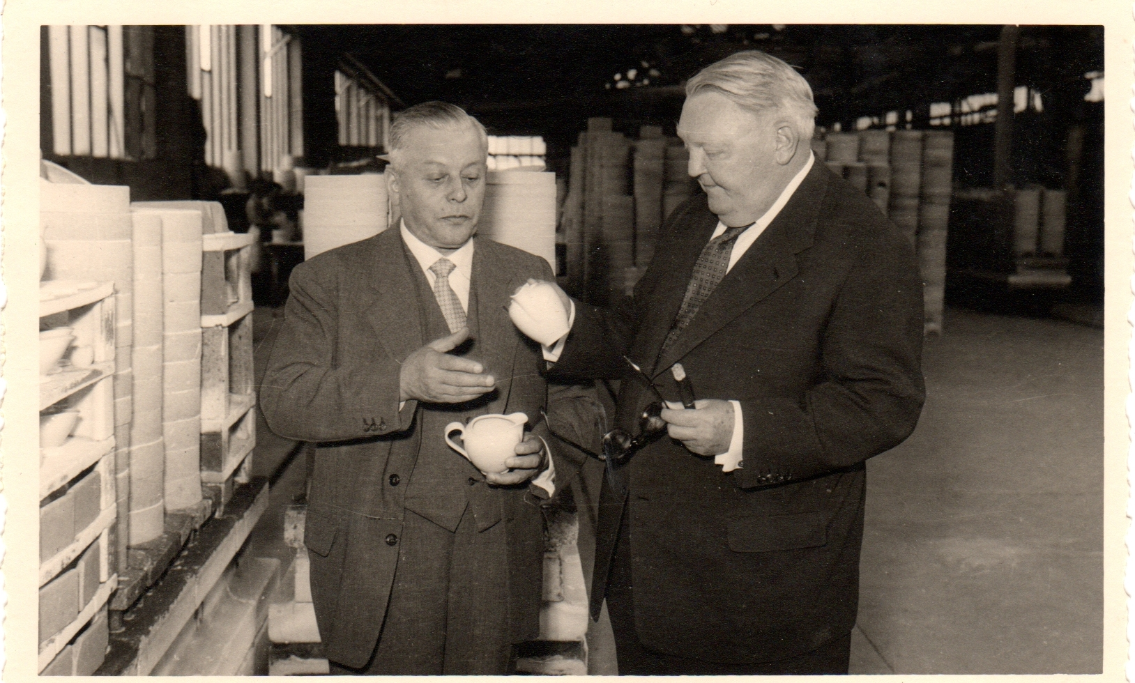 Ludwig Erhard betrachtet Porzellan bei Krautheim