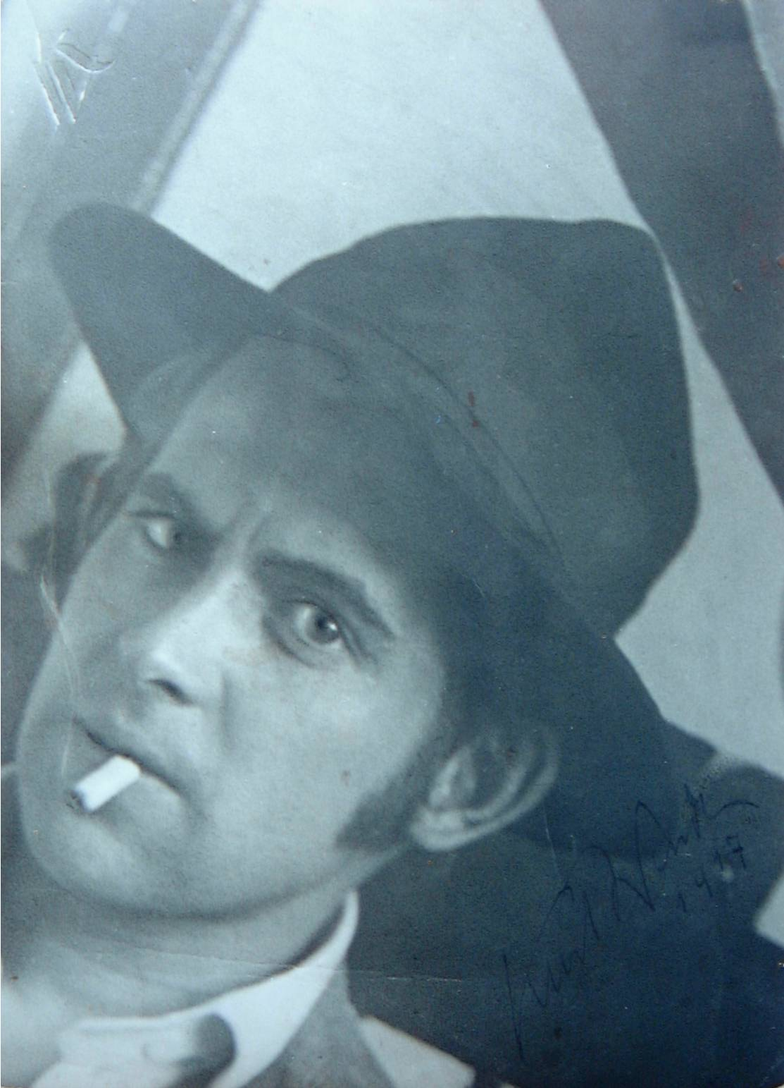 Historisches Porträt des jungen Kurt Wendler mit Hut und Zigarette.