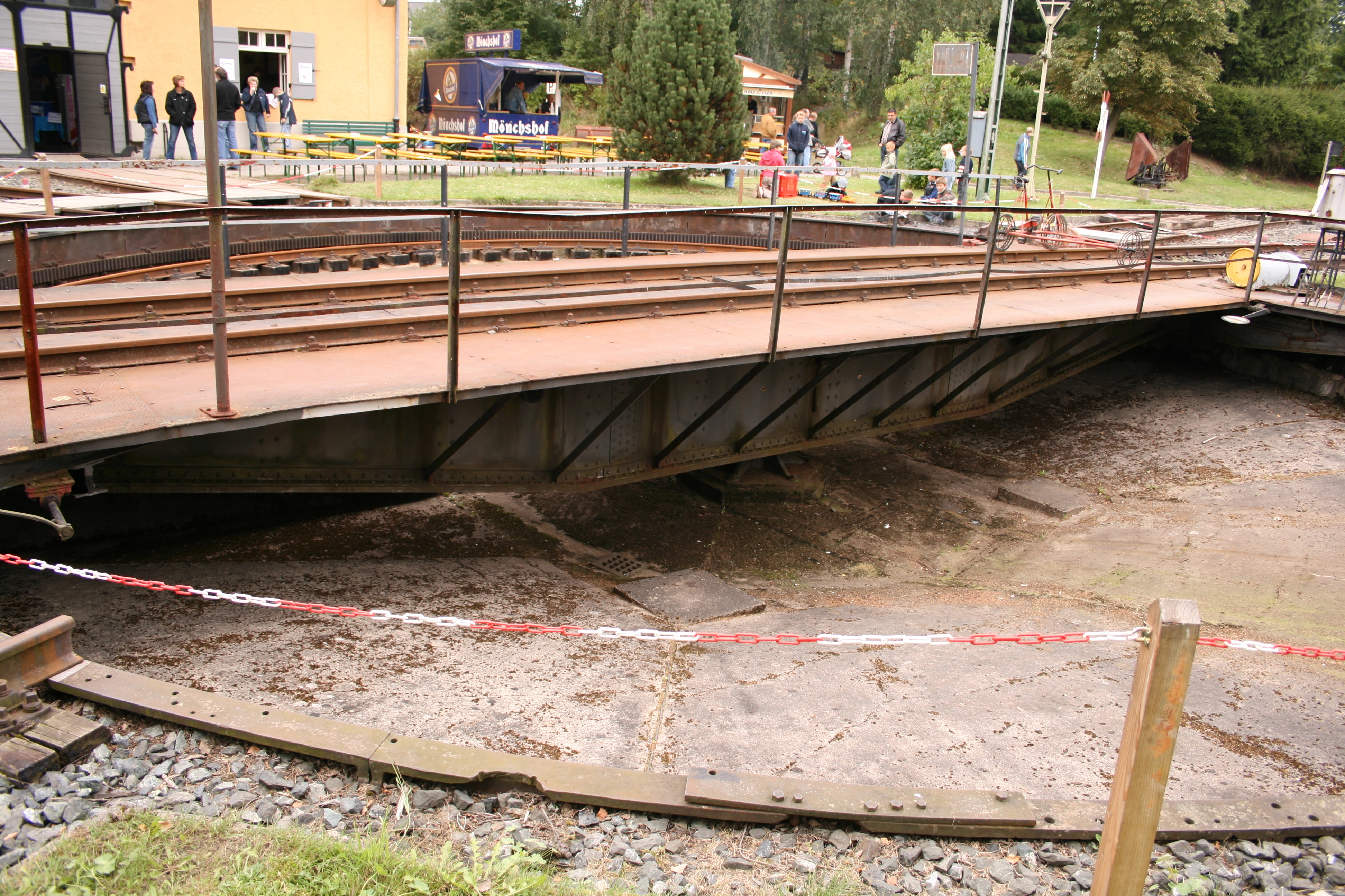 Drehscheibenbrücke und Grube vor den Gleisen des Lokschuppens.