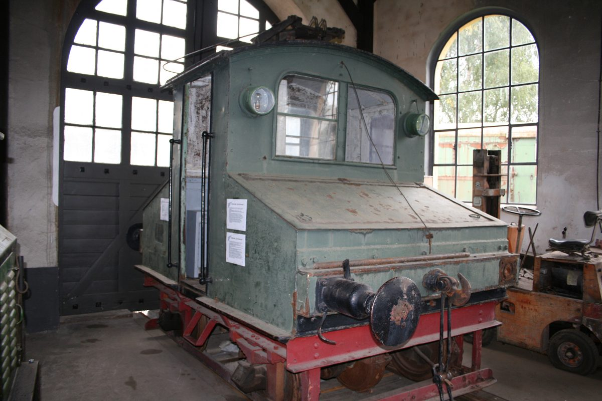 Grüne elektrische Werkslok mit Mittelführerstand, im Museum als Zeh-Scherzer bezeichnet.