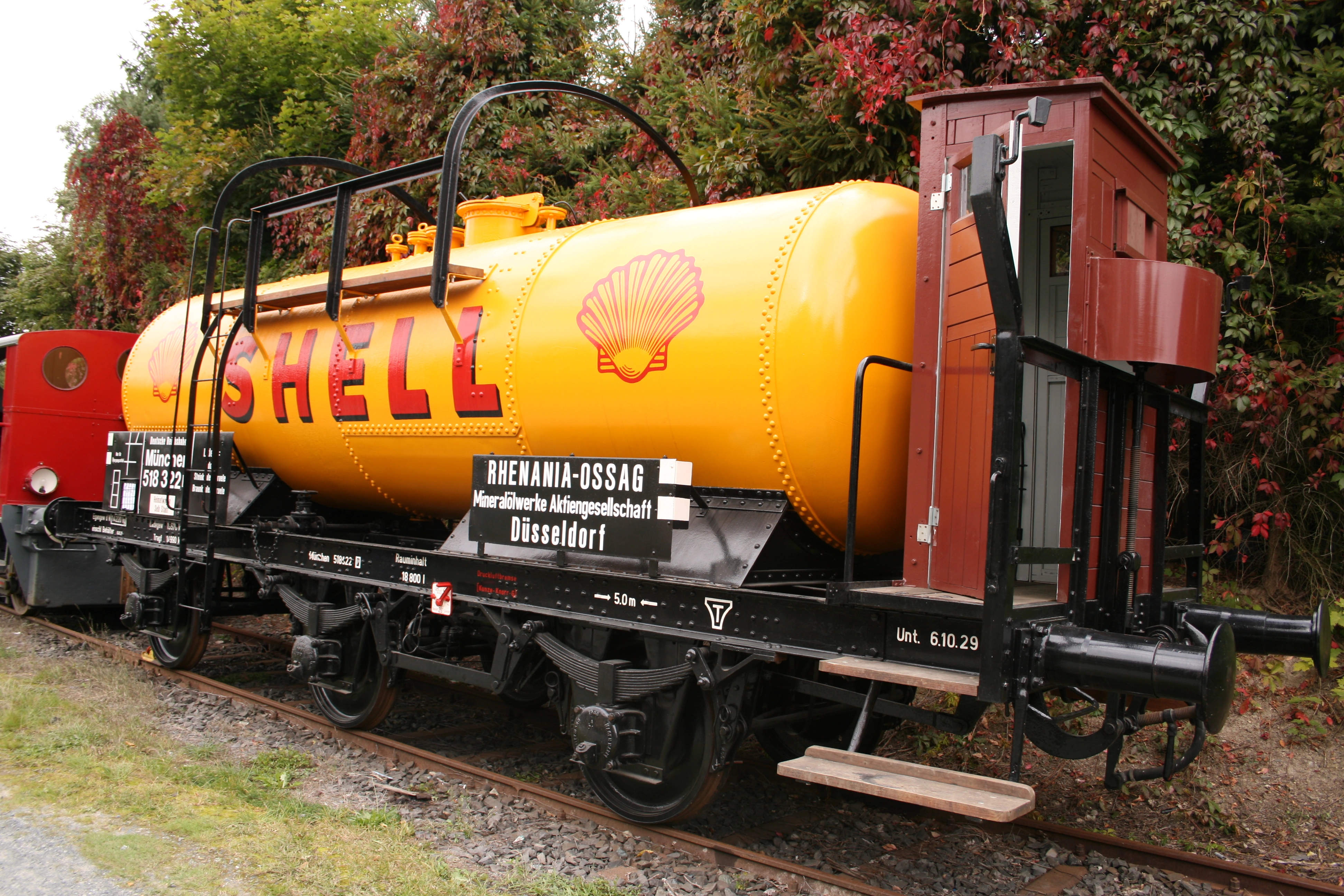 Gelber Kesselwagen mit Shell-Schriftzug im Museumsgelände.