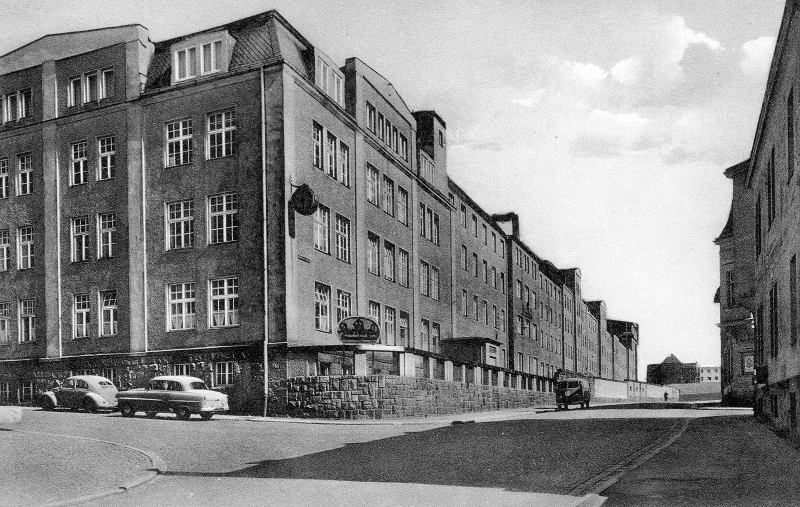 Historische Straßenansicht eines mehrgeschossigen Rosenthal-Fabrikgebäudes.