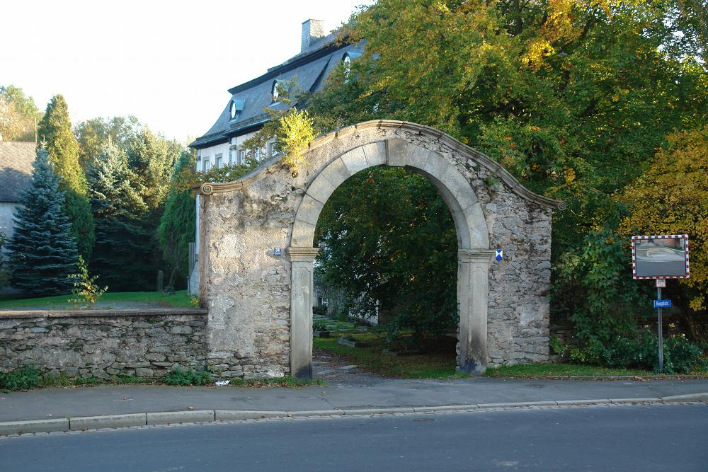 Steinernes Tor zum Schlossgelände, dahinter ist Schloss Erkersreuth zu sehen.