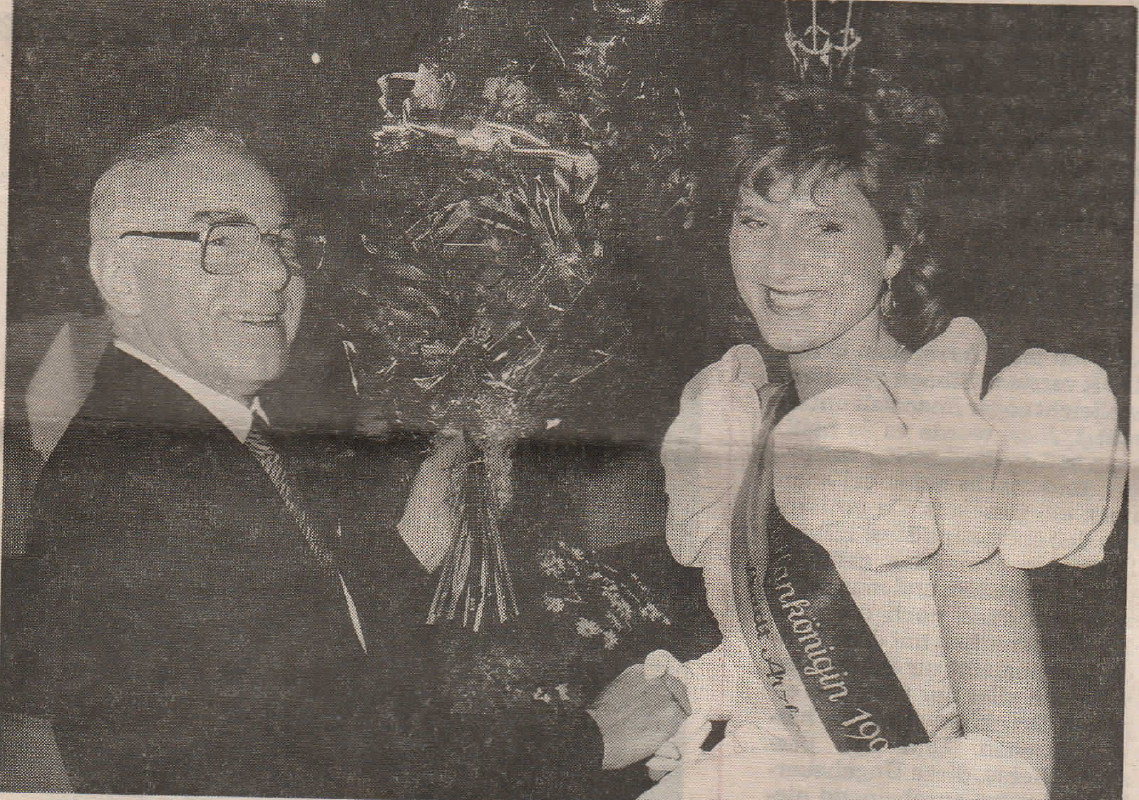 Zeitungsfotografie von Roland Dorschner und der in der Bildlegende genannten Porzellankönigin Ulrike Lehmann bei einem Händedruck, 1990.