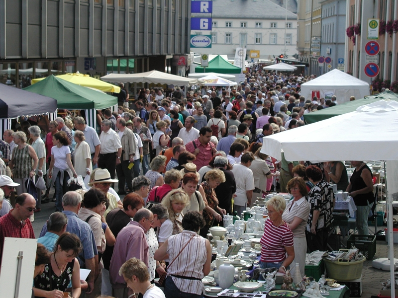 Besucher und Stände beim Selber Porzellanflohmarkt, Funduszuordnung 2003
