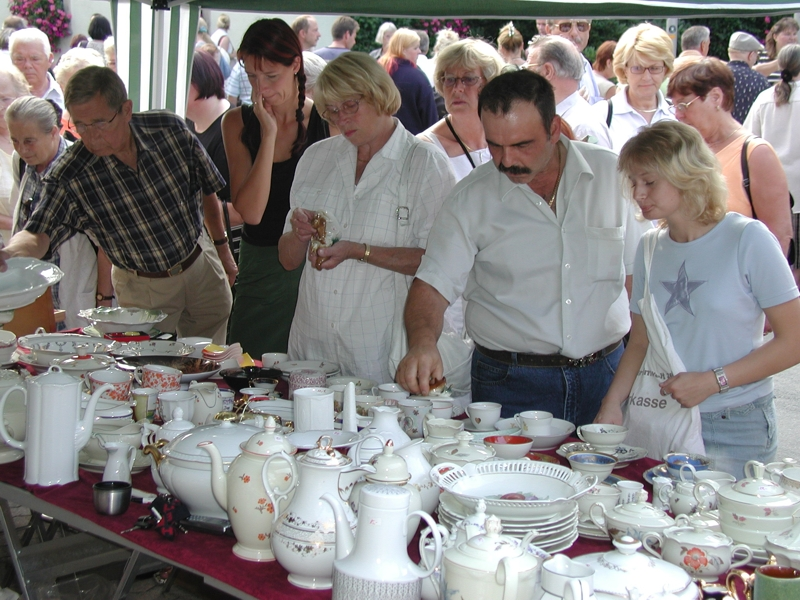 Besucher im Gespräch an einem Porzellanstand, Funduszuordnung 2003.