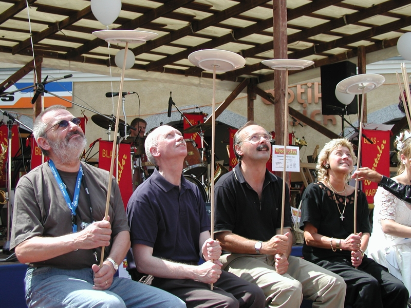Musikgruppe auf einer Bühne, aus dem Fundusbestand 2003.