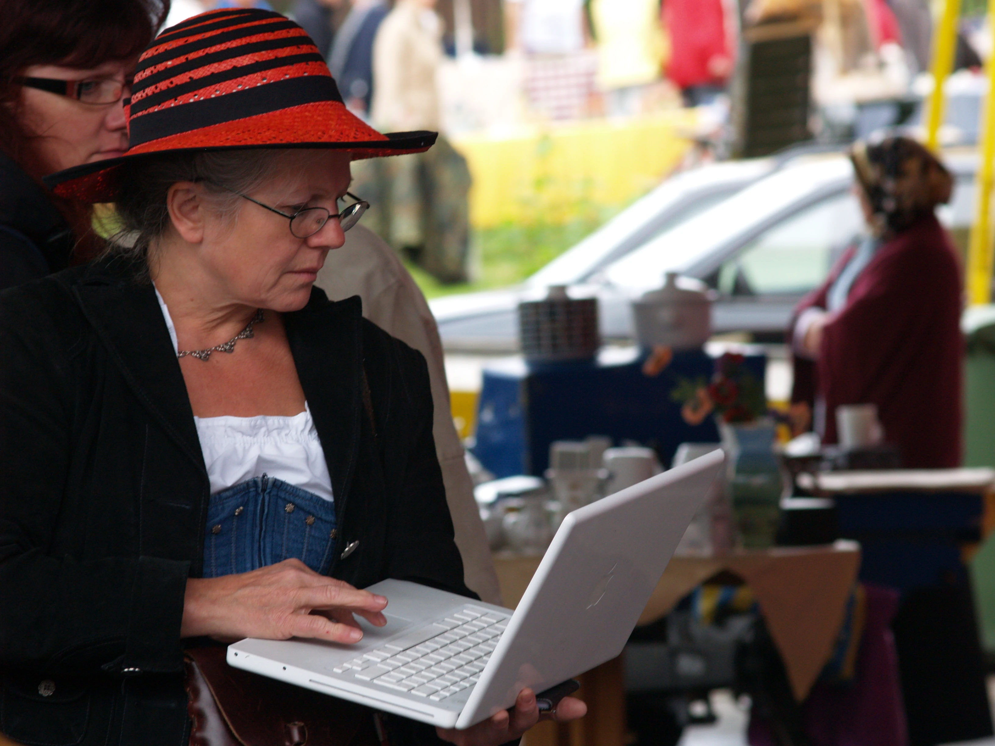 Besucherin mit einem tragbaren Computer beim Porzellanflohmarkt am 7. August 2010.