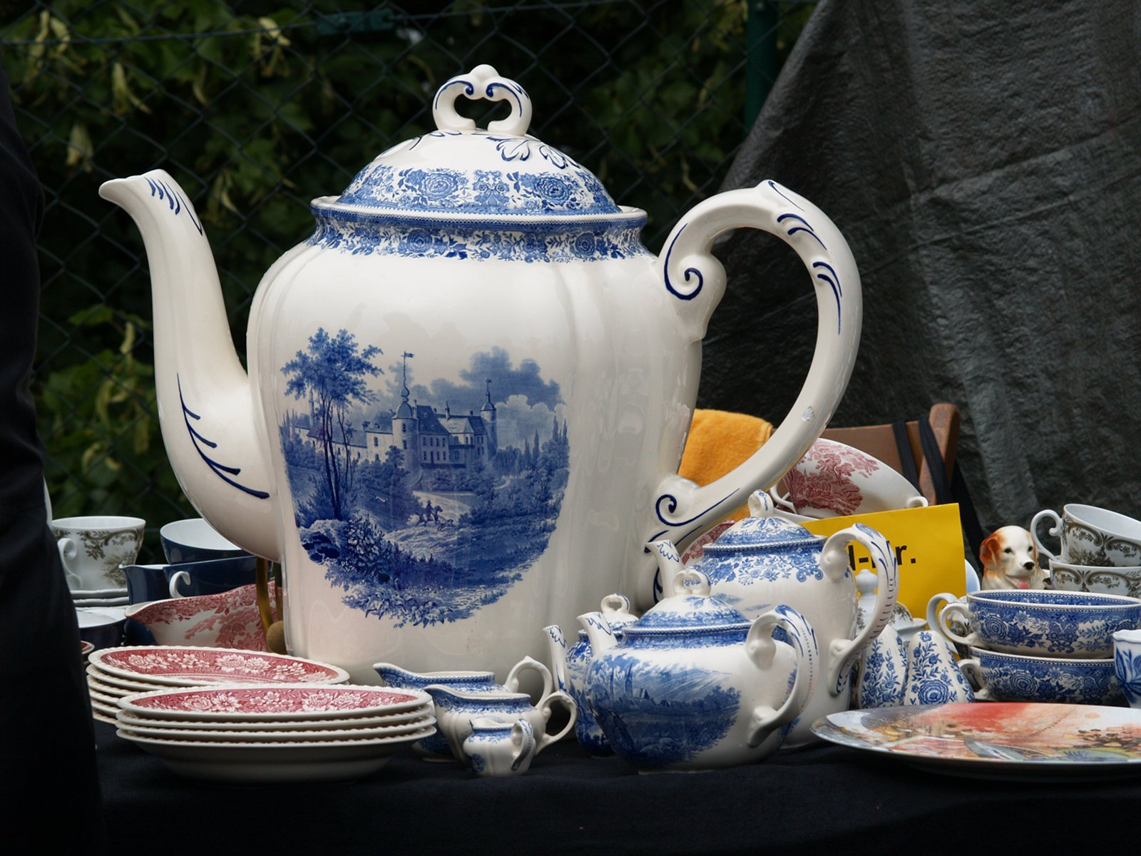 Große blau-weiß dekorierte Kanne auf einem Marktstand am 7. August 2010.