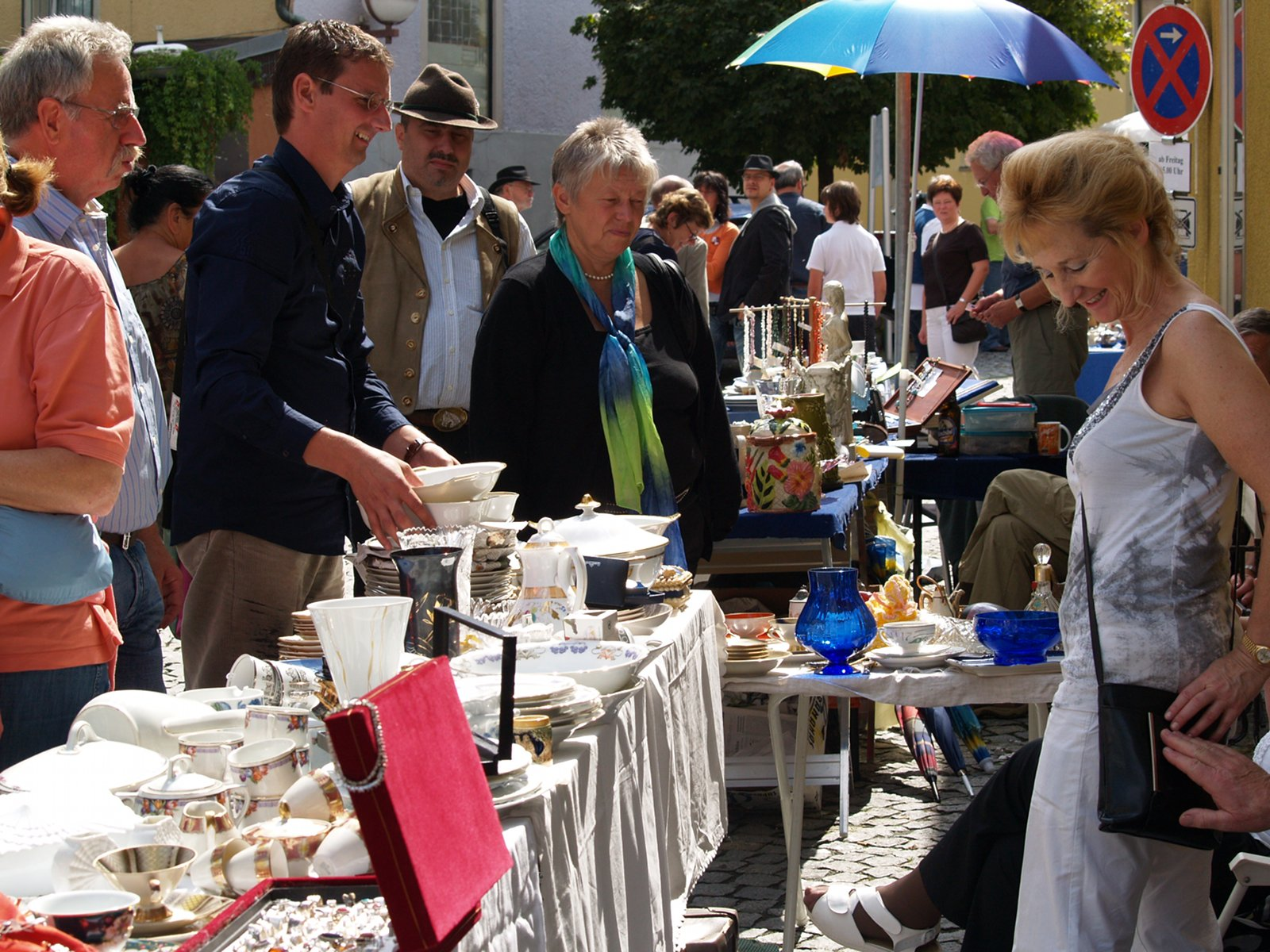 Porzellanstände und Besucher des Selber Flohmarkts am 8. August 2010.