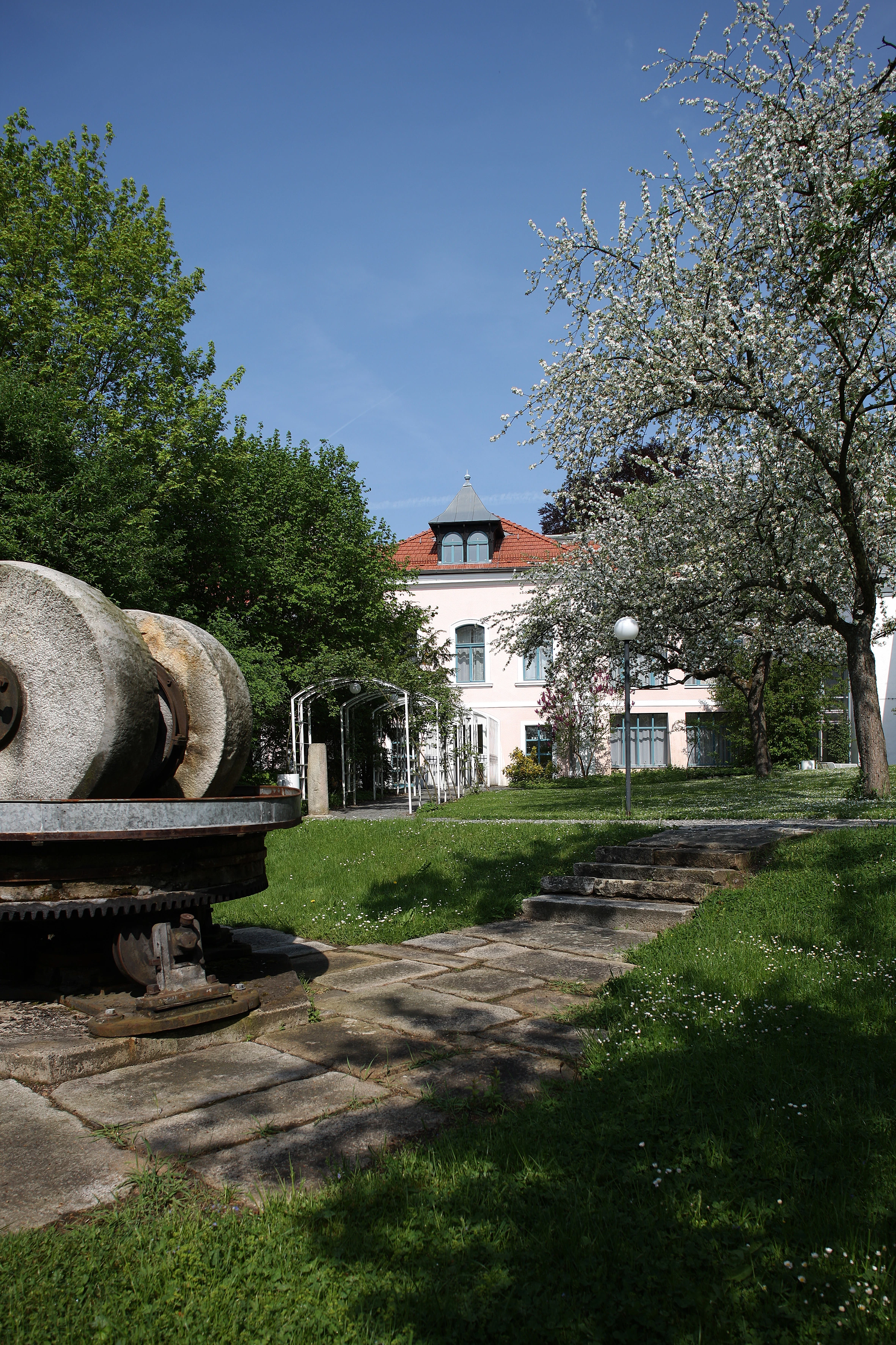 Hohenberger Museumsvilla vom Garten aus mit Kollergang im Vordergrund.