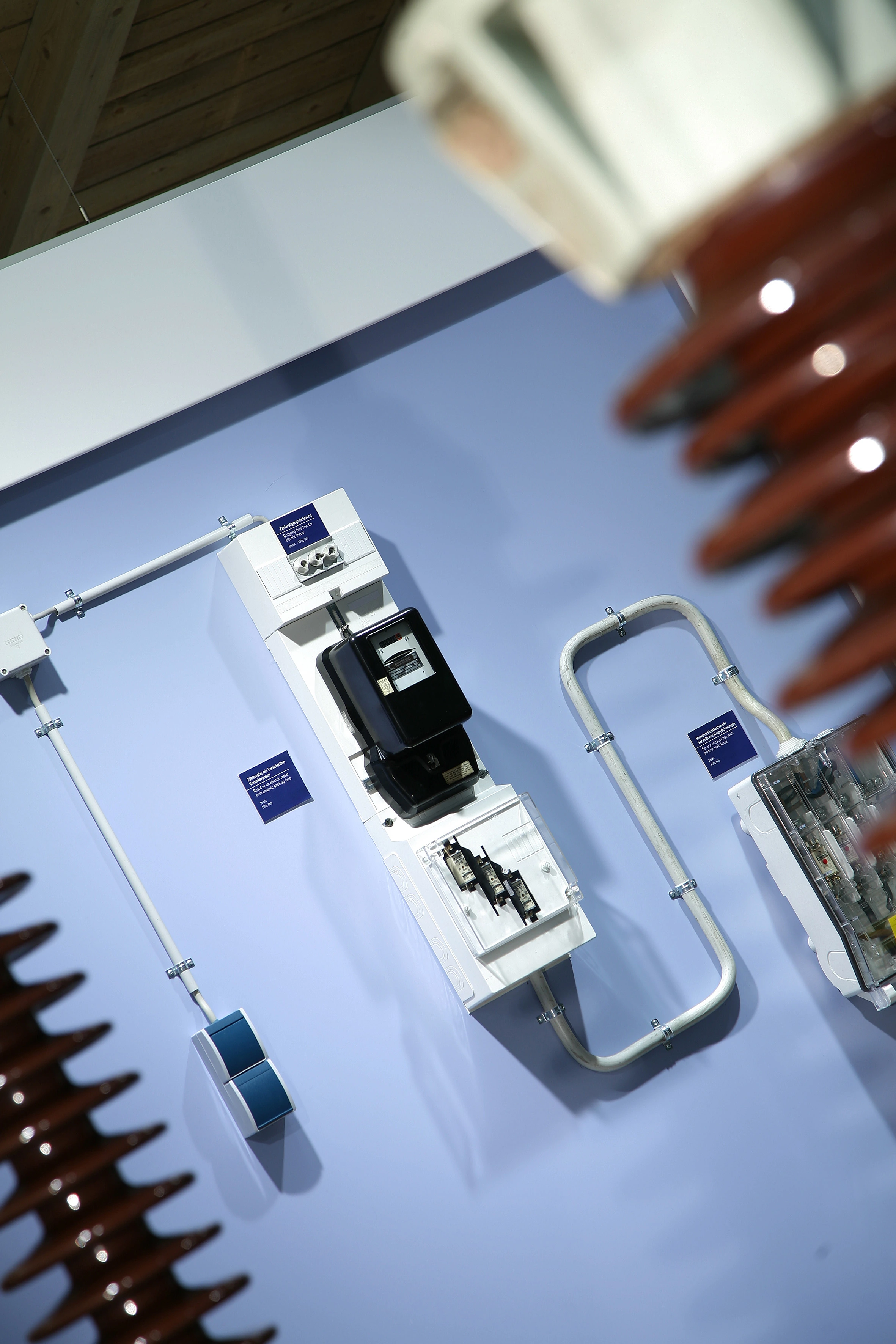 Elektrische Bauteile aus keramischen Werkstoffen in der früheren Ausstellung.