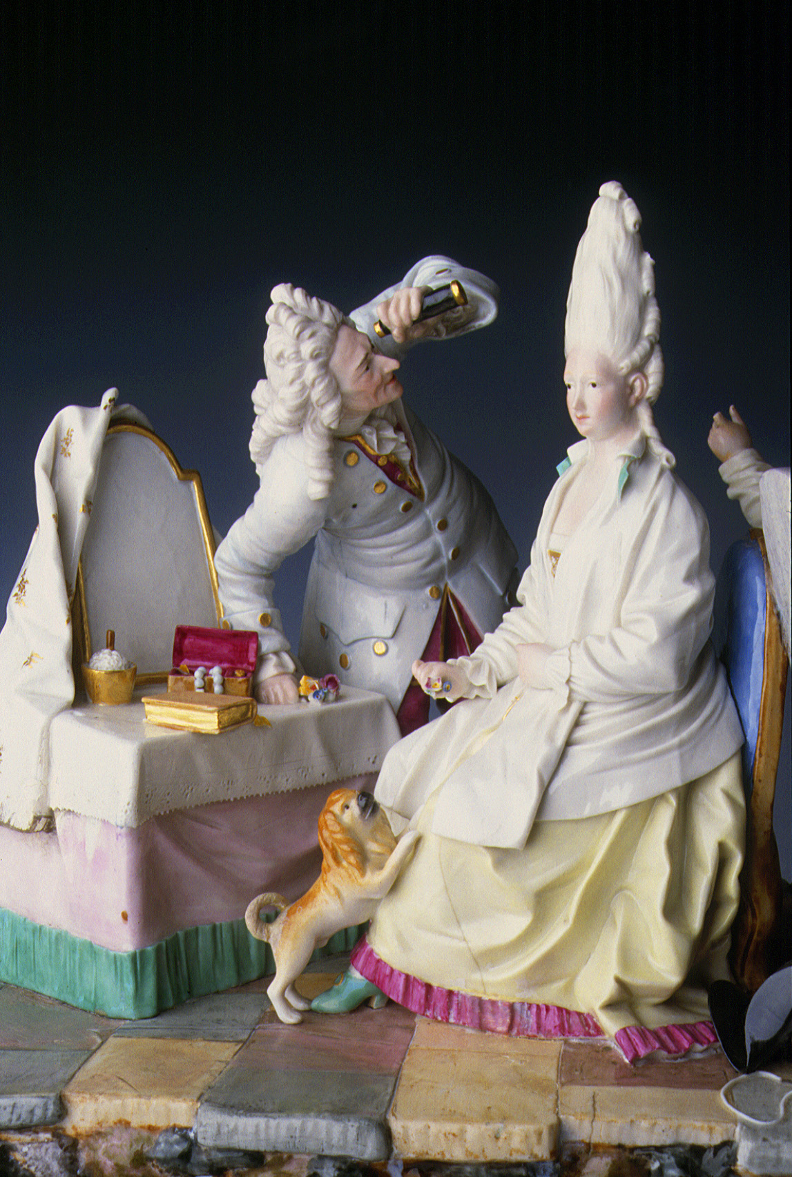 Figurengruppe Die höfische Frisur von Johann Peter Melchior.