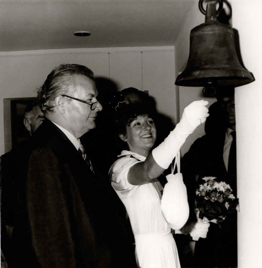 Wirtschaftsminister Anton Jaumann und Arzbergs Porzellankönigin Andrea Sintl an der Museumsglocke, 1982.