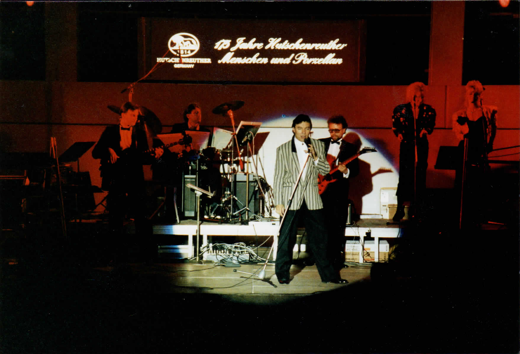 Einzelaufnahme der Konzertbühne mit Sänger, Band und dem Banner zum Hutschenreuther-Jubiläum.