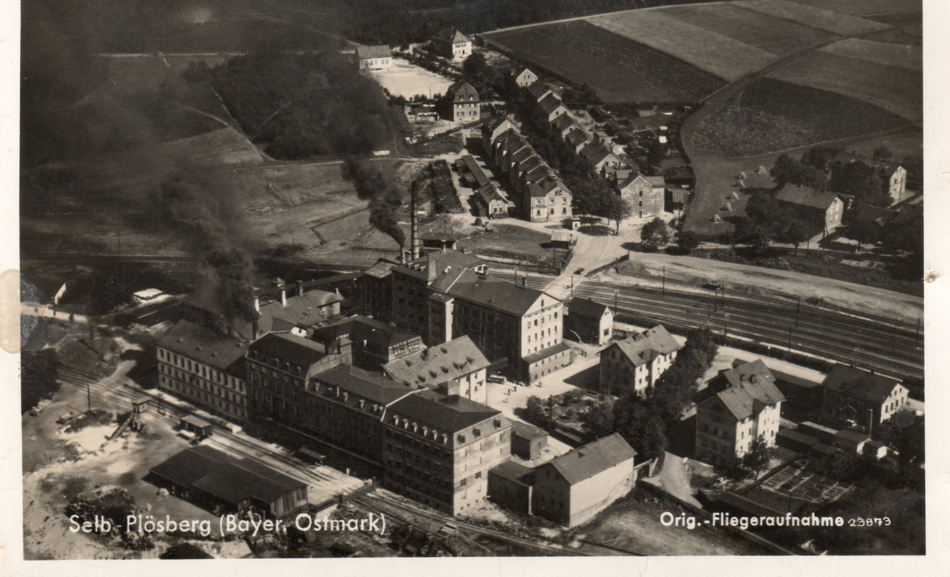 Historische Luftaufnahme der Fabrik und des Bahnhofs Selb-Plößberg