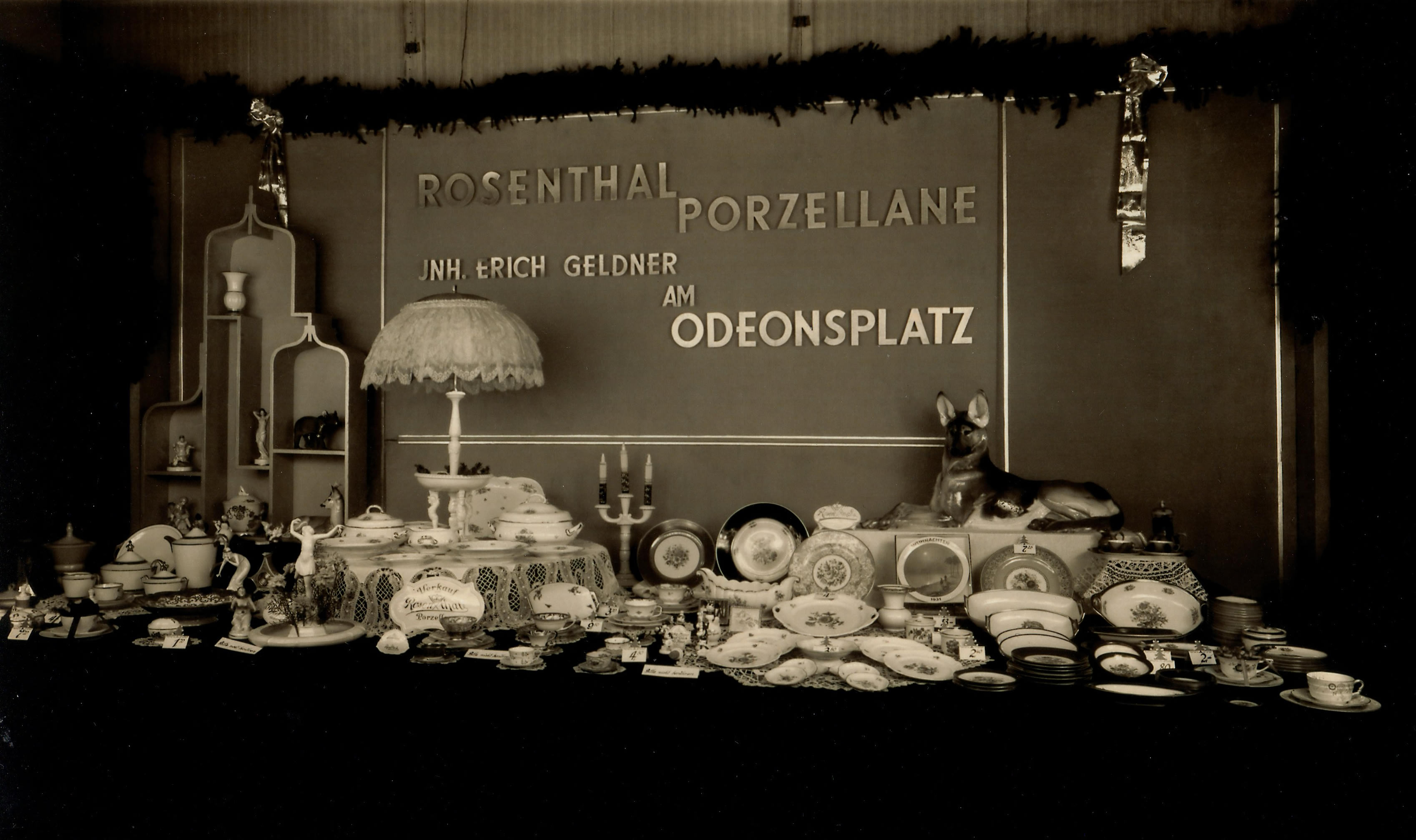 Historisches Schaufenster mit Rosenthal-Porzellanen und der Beschriftung Erich Geldner am Odeonsplatz.