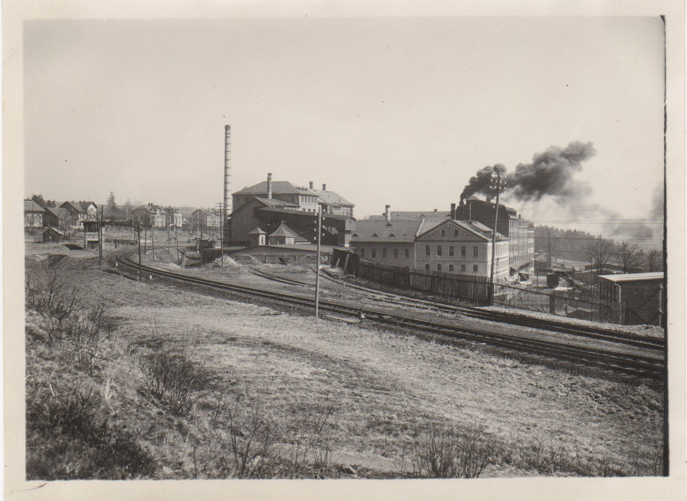 Fabrik an der Bahn. Gleise und Fabrikgebäude mit rauchenden Schornsteinen. Original Erkersreuth026.jpg, Ordner bahnhof-selb-motive.