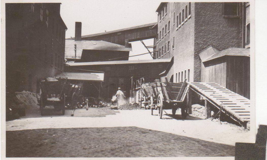Im Werkhof. Gebäude, Wagen und Material zwischen den Produktionshäusern. Original Erkersreuth038.jpg, gleicher Bildordner.