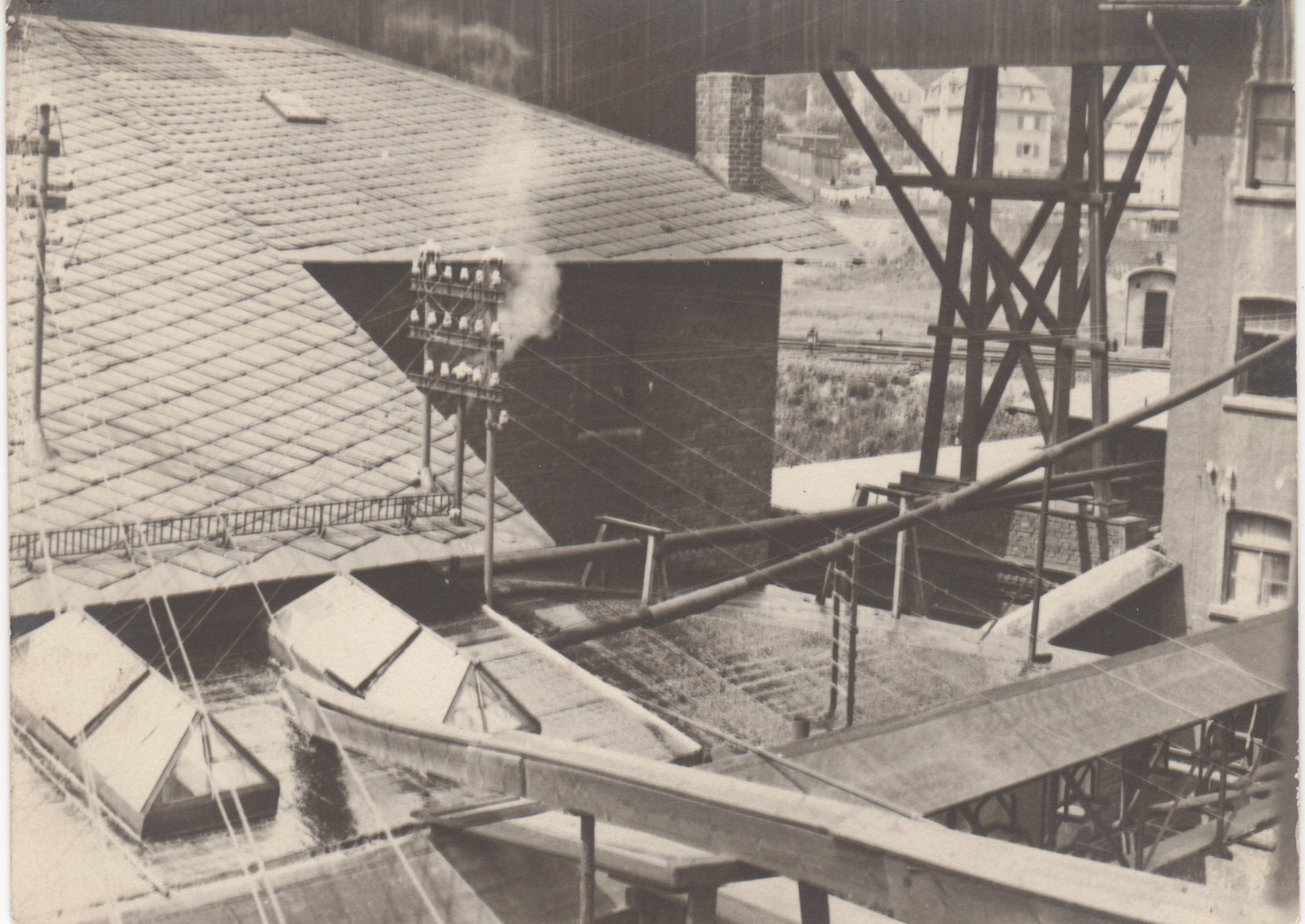 Wege zwischen den Gebäuden. Überdachte Übergänge und Rohrleitungen im Fabrikkomplex. Original Erkersreuth043.jpg, gleicher Bildordner.