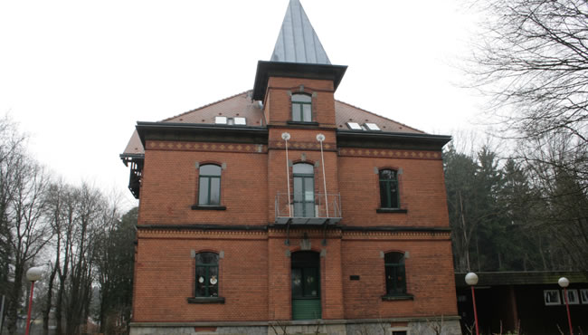 Fabrikantenvilla im Zeidler-Ensemble. Ziegelbau mit turmartigem Aufbau. Original zeidler-villa.jpg, Ordner bundesarchiv-1.