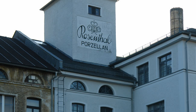 Rosenthal Porzellan. Firmenschriftzug am Turm des Fabrikgebäudes. Original zeidler01.jpg, gleicher Ordner.