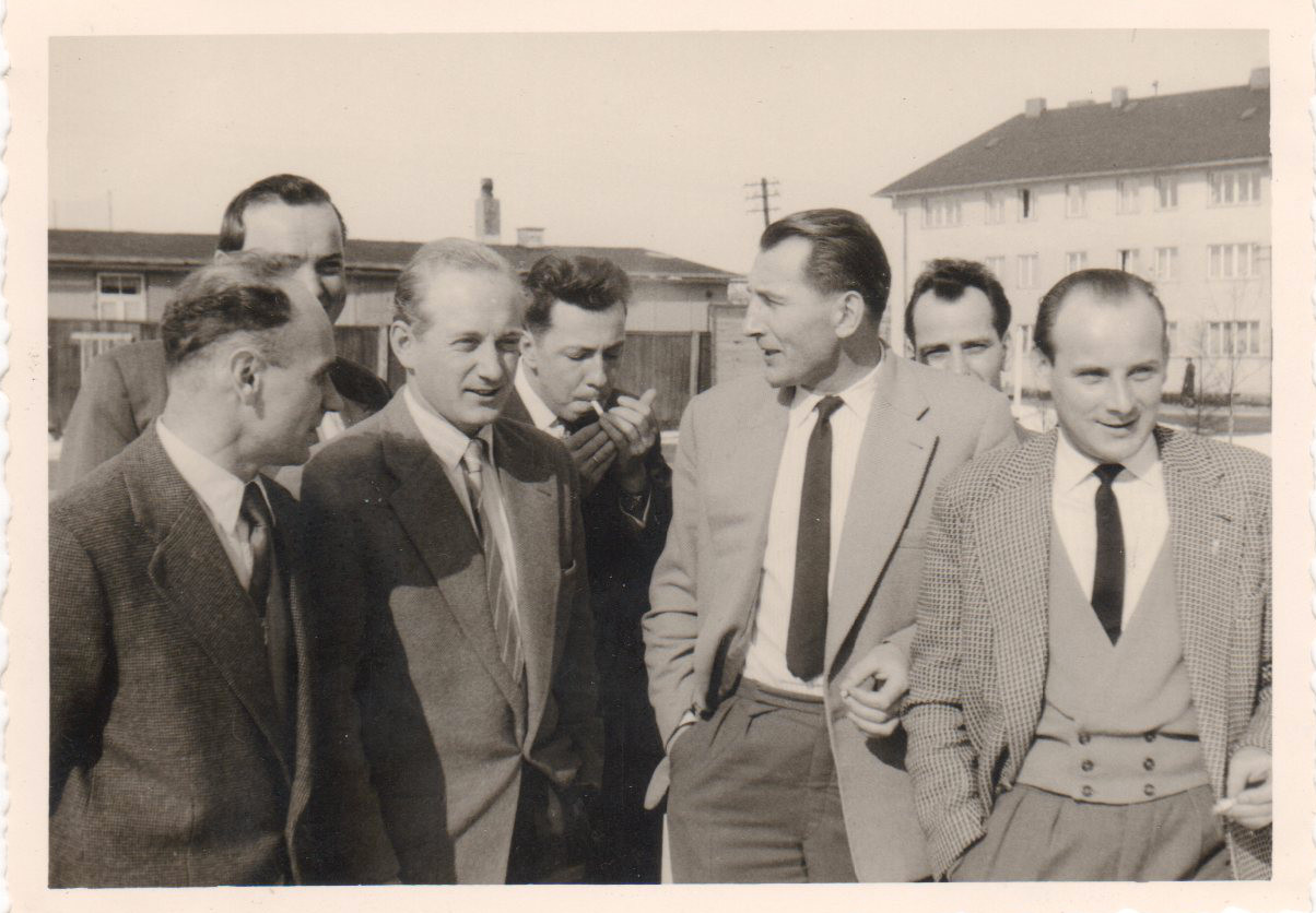 Gruppe aus dem Meisterlehrgang-Bestand. Männer im Gespräch vor Betriebsgebäuden. Original Meisterlehrgang-Rosenthal.jpg, Ordner bahnhof-selb-motive.