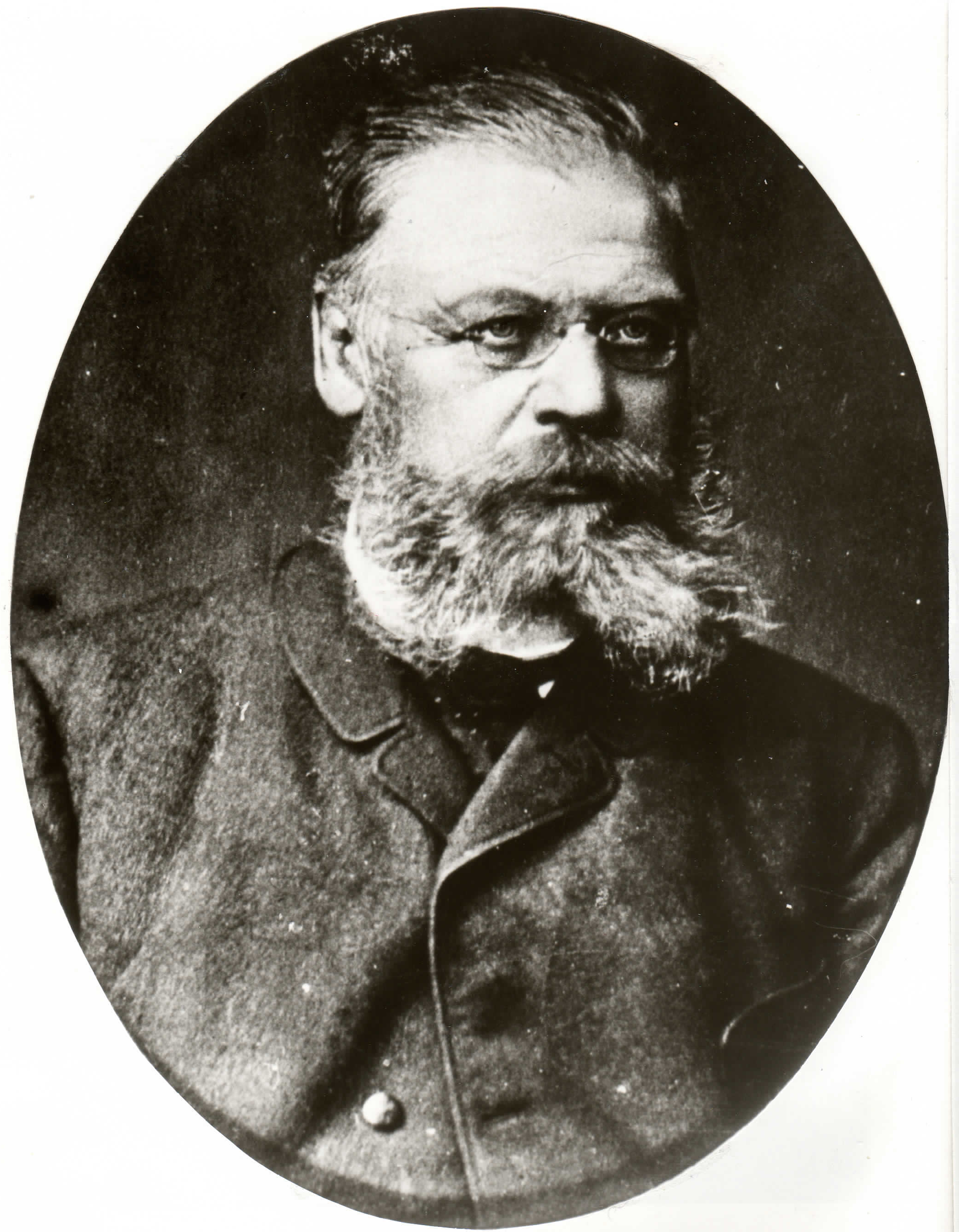 Historisches ovales Porträt Johann Nikol Müllers mit Brille und Bart.